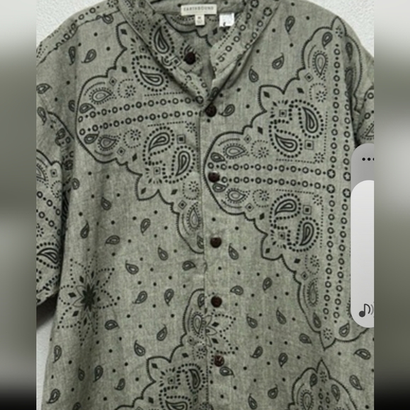 Earthbound Trading Company Mens Button Down Bandana Print Shirt Size Medium - Picture 3 of 6